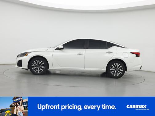White 2023 Nissan Altima SV