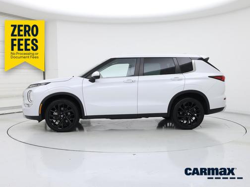 White 2023 Mitsubishi Outlander SE