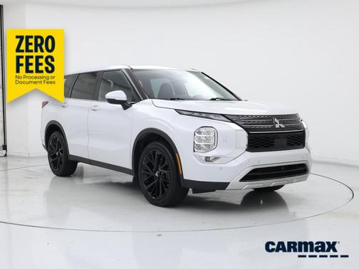 White 2023 Mitsubishi Outlander SE