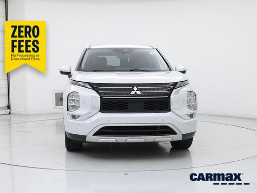 White 2023 Mitsubishi Outlander SE