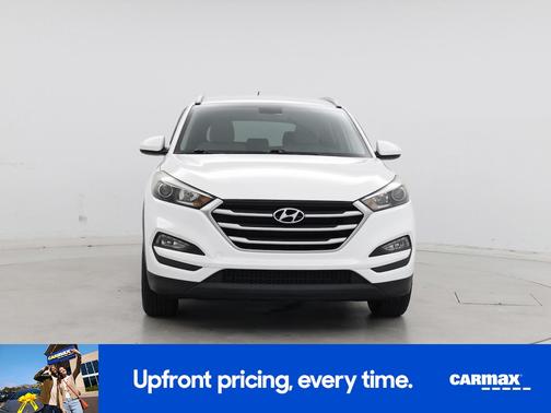 White 2017 Hyundai TUCSON SE