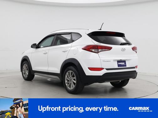 White 2017 Hyundai TUCSON SE