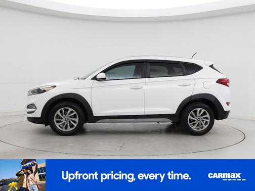 White 2017 Hyundai TUCSON SE