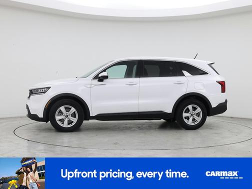 White 2023 Kia Sorento LX