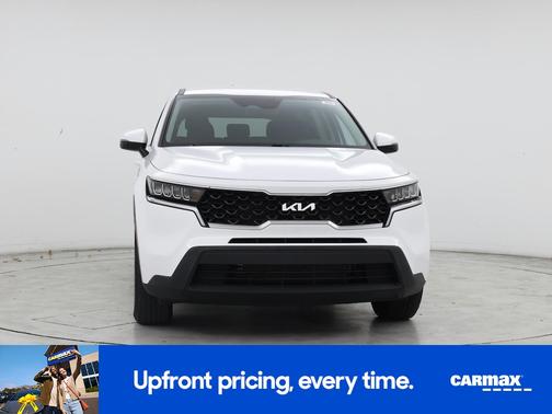 White 2023 Kia Sorento LX