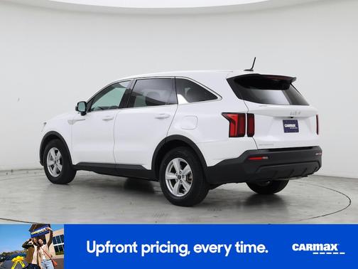 White 2023 Kia Sorento LX