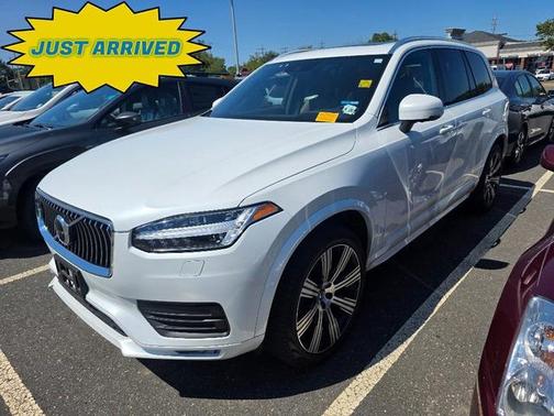 2022 Volvo XC90 T6 Momentum