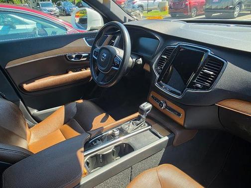 2022 Volvo XC90 T6 Momentum