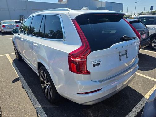 2022 Volvo XC90 T6 Momentum