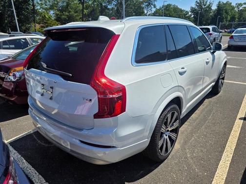 2022 Volvo XC90 T6 Momentum