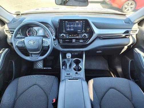 2022 Toyota Highlander LE