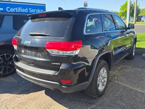 Diamond Black Crystal Pearlcoat 2018 Jeep Grand Cherokee Laredo E