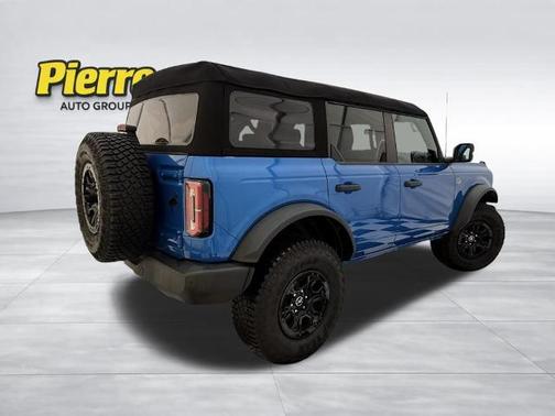 VELOCITY BLUE METALLIC 2023 Ford Bronco WILDTRAK