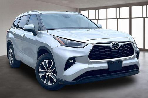Celestial Silver Metallic 2023 Toyota Highlander XLE
