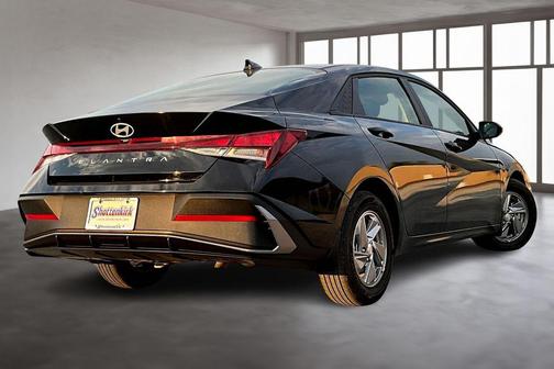 2024 Hyundai ELANTRA SE
