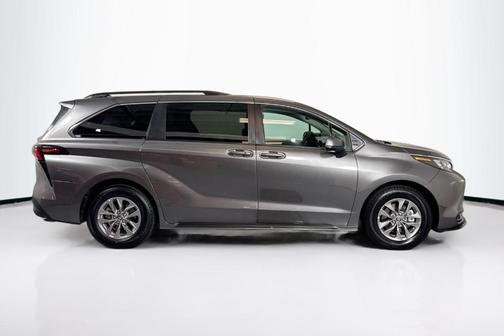 2024 Toyota Sienna LE