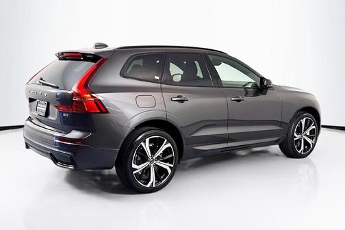 2022 Volvo XC60 B5 R-Design