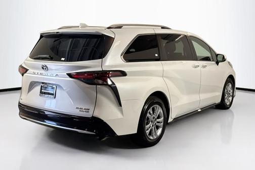 2023 Toyota Sienna Platinum 7 passenger