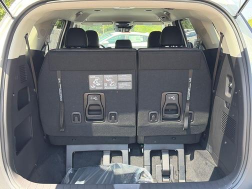 Snow White Pearl 2026 Kia Carnival LXS