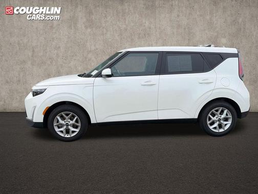 White 2025 Kia Soul LX