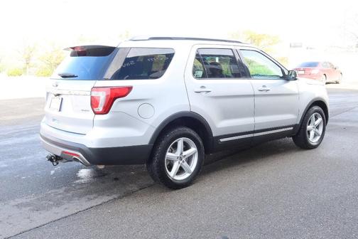 Ingot Silver Metallic 2016 Ford Explorer XLT