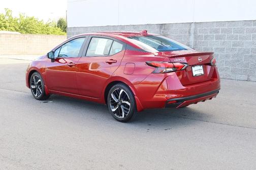 Scarlet Ember 2025 Nissan Versa 1.6 SR