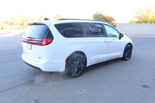 2023 Chrysler Pacifica Touring-L