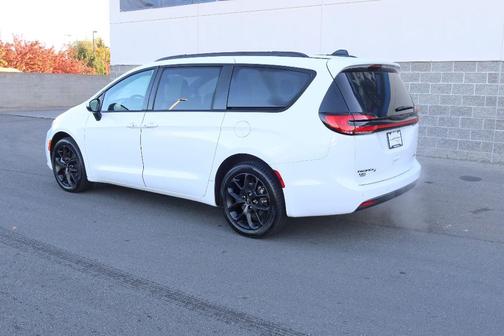2023 Chrysler Pacifica Touring-L