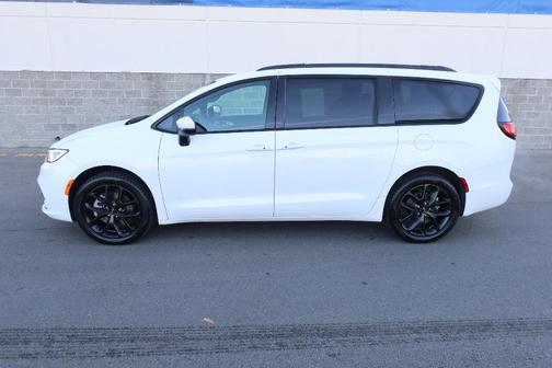 2023 Chrysler Pacifica Touring-L