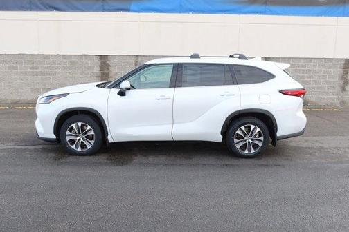 Pearl 2022 Toyota Highlander XLE
