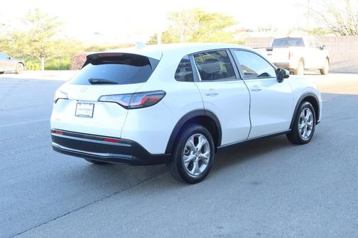 Platinum White Pearl 2023 Honda HR-V LX