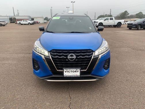 2022 Nissan Kicks SR