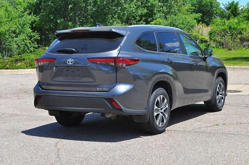 Magnetic Gray Metallic 2023 Toyota Highlander XLE