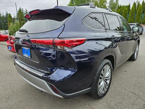 2022 Toyota Highlander Hybrid Platinum