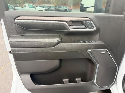 Iridescent Pearl Tricoat 2024 Chevrolet Silverado 2500 LTZ