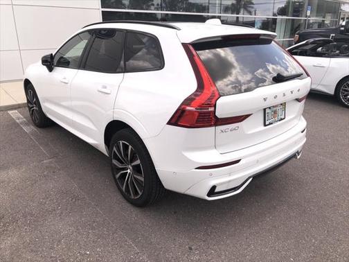 2024 Volvo XC60 B5 Ultimate Dark Theme