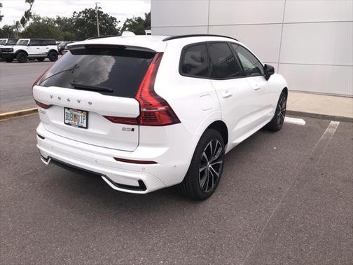 2024 Volvo XC60 B5 Ultimate Dark Theme