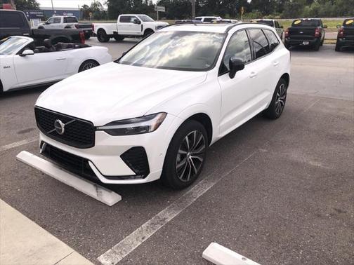 2024 Volvo XC60 B5 Ultimate Dark Theme