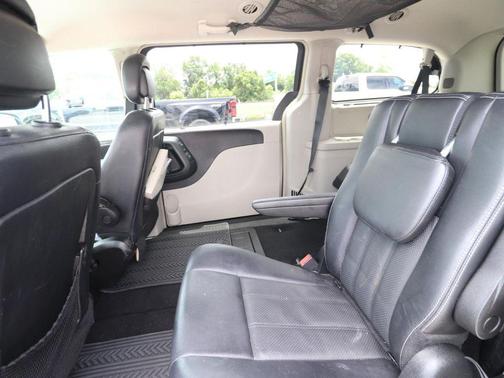 Brilliant Black Crystal Pearlcoat 2014 Chrysler Town & Country Touring-L