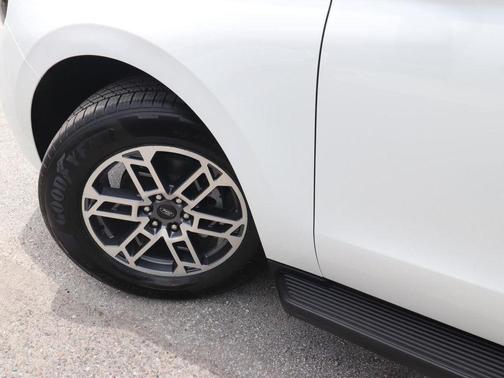 Star White Metallic Tri-Coat 2026 Ford Expedition Active