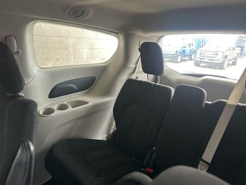 Brilliant Black Crystal Pearlcoat 2022 Chrysler Voyager LX