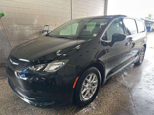 Brilliant Black Crystal Pearlcoat 2022 Chrysler Voyager LX