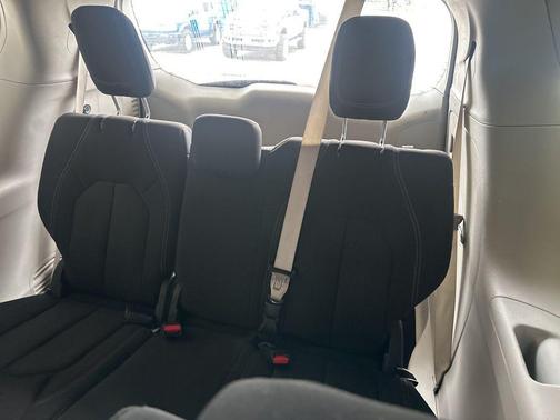 Brilliant Black Crystal Pearlcoat 2022 Chrysler Voyager LX