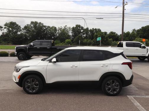 Snow White Pearl 2024 Kia Seltos LX