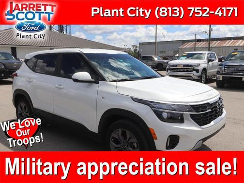 Snow White Pearl 2024 Kia Seltos LX
