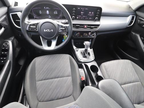 Snow White Pearl 2024 Kia Seltos LX