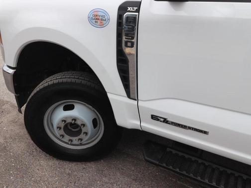 Oxford White 2025 Ford F-350 XLT