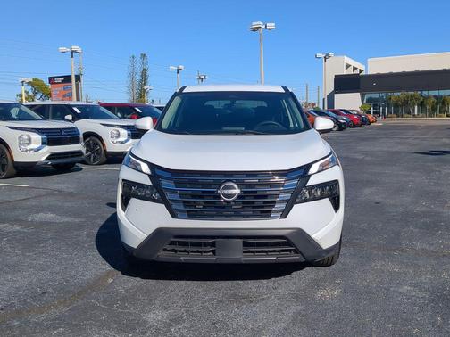 Everest White Pearl 2024 Nissan Rogue SV