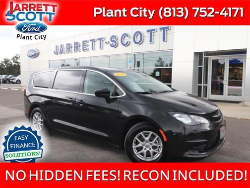 Brilliant Black Crystal Pearlcoat 2023 Chrysler Voyager LX