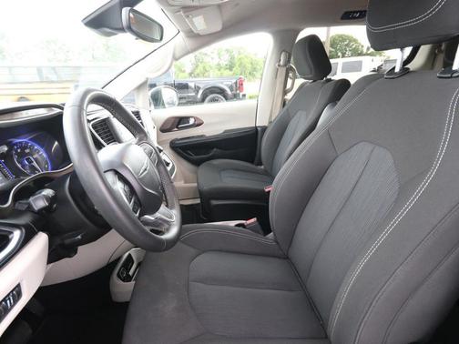 Brilliant Black Crystal Pearlcoat 2023 Chrysler Voyager LX